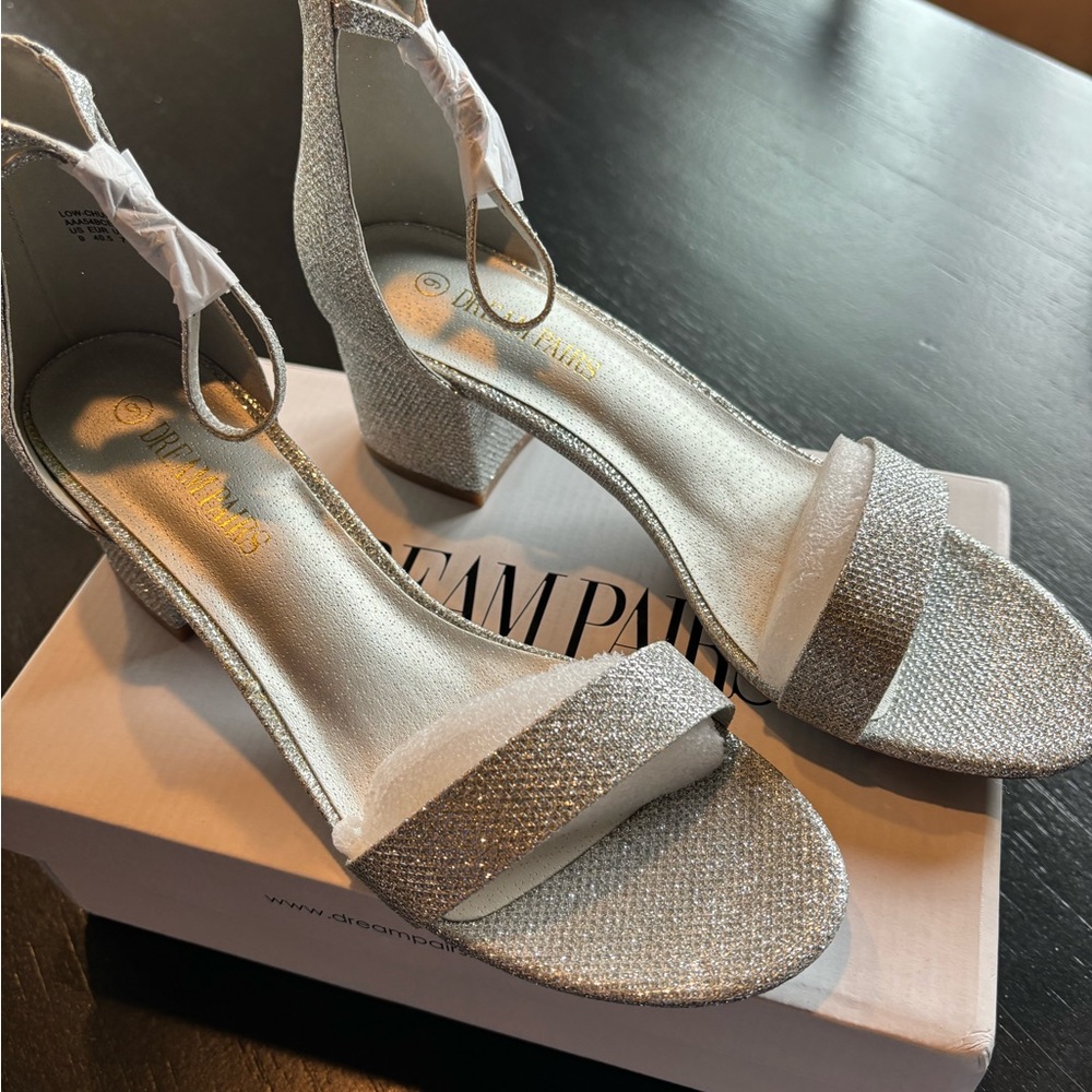 NWT size 9 Dream Pairs Silver Sandals